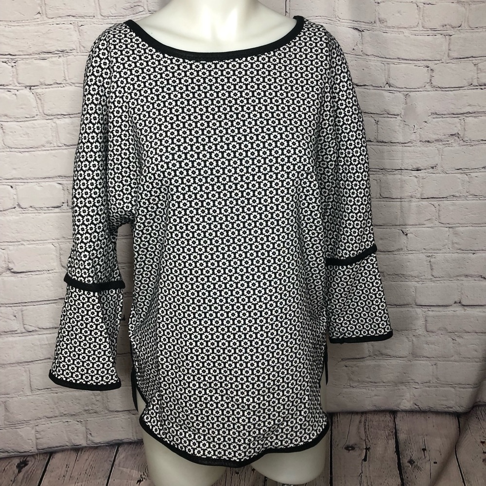 Max Studio black & white floral pattern long sleeve bell sleeve high low top L